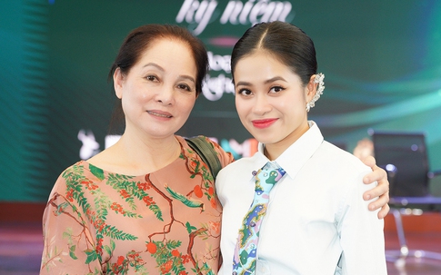 Nữ ca sĩ xứ Nghệ mang quân hàm Đại úy làm liveshow để nhìn lại chặng đường 15 năm với âm nhạc