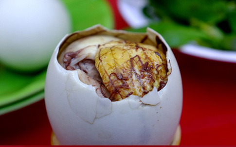 8 cách phân biệt trứng vịt lộn già và non