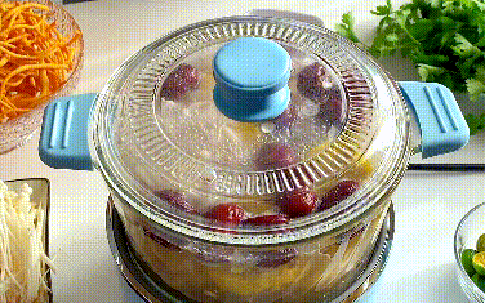 Chỉ cần 2 trái dừa và 1 con gà: Bữa lẩu bổ dưỡng tại nhà khiến nhà hàng phải chào thua