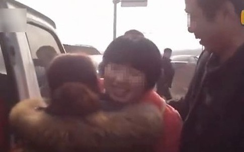 22 năm tìm con, ngày đoàn tụ, cha chết lặng vì bố mẹ nuôi con là đồng nghiệp cũ