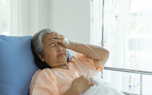 Mở hộp quà con dâu để lại sau ly hôn, mẹ chồng bật khóc khi thấy một dòng chữ