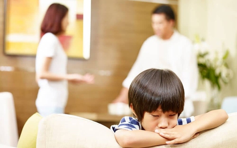 Vợ chồng không ai chịu nuôi con khuyết tật, quan tòa tức giận không cho ly hôn