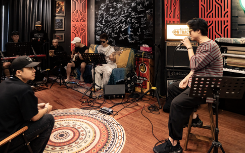 Lộ hình ảnh hậu trường Hà Anh Tuấn tập luyện trước thềm 'V Concert - Rạng rỡ Việt Nam'