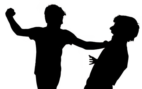 Đang ở nhà, người đàn ông bị tấn công nhập viện 
