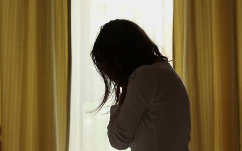 Đưa con đi chơi dịp nghỉ lễ, tôi sốc với hành động của chồng với người phụ nữ lạ ở trung tâm thương mại