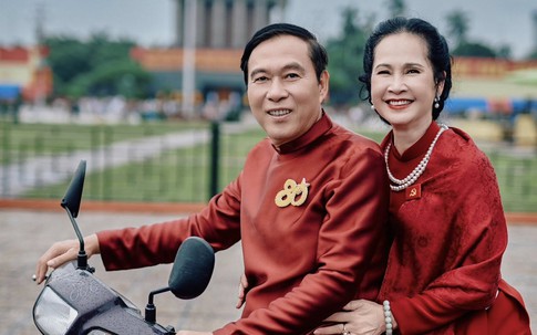 Vợ chồng nghệ sĩ Lan Hương - Đỗ Kỷ 'đu' trend 'Yêu áo dài - yêu đất nước'