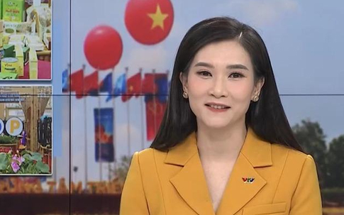 BTV Khánh Trang VTV vừa trở lại Bản tin Thời sự 19h sau hơn 1 tháng vắng bóng sống trong căn nhà không thể thiếu sắc hoa
