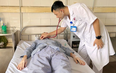 Cứu sống bệnh nhân ho ra máu kèm nhiều bệnh nguy hiểm
