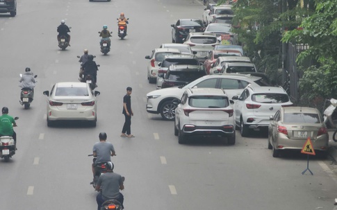 Ô tô chiếm vỉa hè, 'xếp hàng' dưới lòng đường Phạm Văn Đồng ở Hà Nội