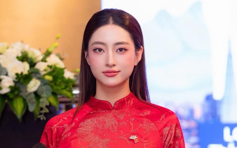 Lương Thùy Linh gây chú ý làm MC song ngữ
