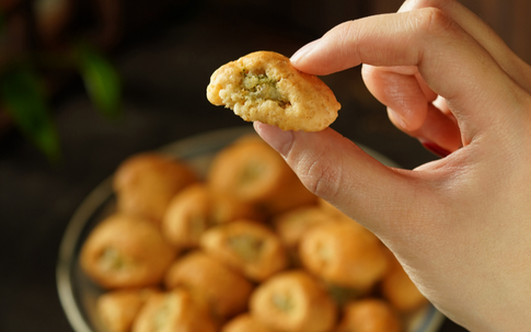 Bánh chả đặc sản Hà Nội mùa thu, cách chọn mua và cách ăn ngon nhất