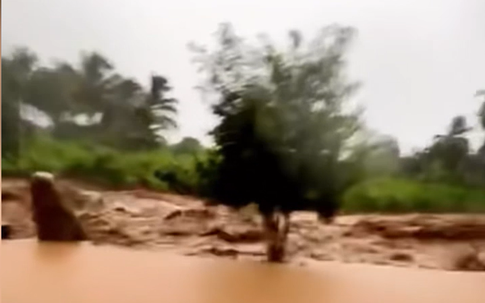 Video: Kinh hoàng cơn lũ ống cuồn cuộn ở Khánh Hòa
