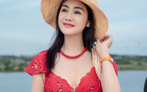 NSND Thu Hà 'Lá ngọc cành vàng' diện váy đỏ sexy