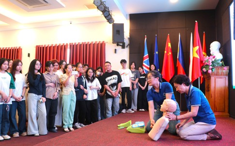 Sinh viên được tập huấn sơ cứu ngoại viện khi xảy ra các tình huống khẩn cấp thường gặp