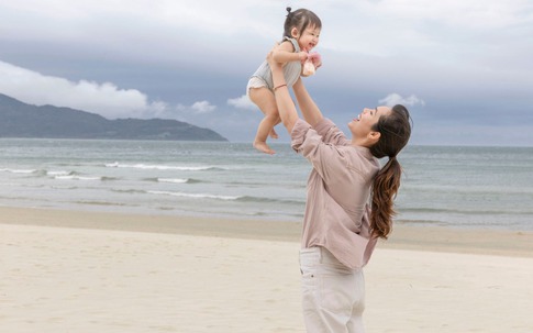 Cưng xỉu khoảnh khắc đáng yêu con gái Á hậu Vũ Hoàng My gây sốt mạng