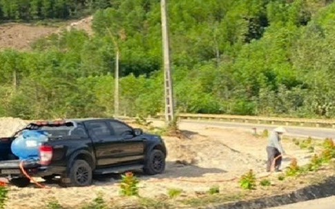 Người chồng biến 'cung đường đau buồn' thành vườn hoa rực rỡ tưởng nhớ vợ