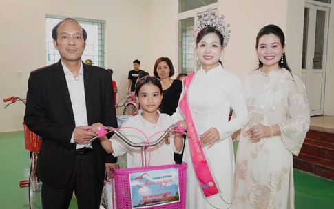 Hoa hậu Ninh Bình 'Lan tỏa yêu thương – Tiếp bước đến trường', trao xe đạp cho học sinh có hoàn cảnh khó khăn