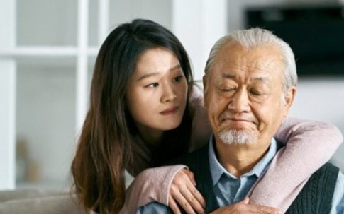 Lời bố nói trong bữa cơm 49 ngày mẹ mất khiến 5 con gái nghẹn lòng