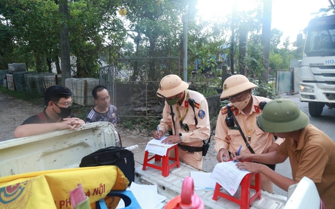 CSGT Hà Nội mạnh tay dẹp loạn xe ‘khủng’ phá đường Vân Trì