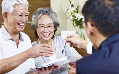 Nên để tiền tiết kiệm cho con cái hay để dưỡng già?: Người già thông minh sẽ làm theo cách này!