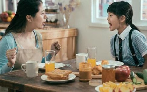 Khi nghe người mẹ nói với con ở quán ăn, tôi bỗng hiểu ra: Vì sao có những người cả đời không thể giàu lên được