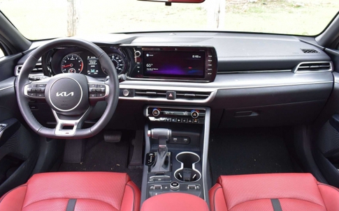 Giá lăn bánh Kia K5 giảm sốc, rẻ chưa từng thấy: Thấp nhất phân khúc sedan hạng D, Toyota Camry – Mazda6 có lo lép vế?
