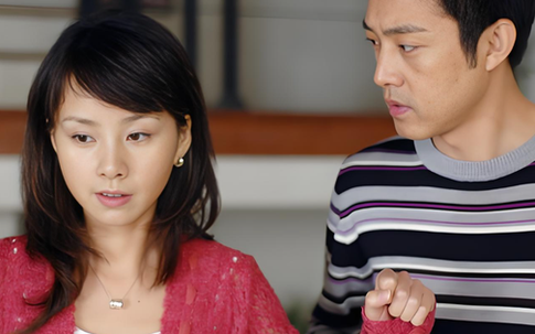 Nửa đêm vợ vẫn hí hoáy nhắn tin công việc, tôi lén nghiêng mắt nhìn rồi chấn động cả tinh thần