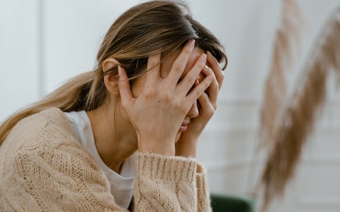 Mẹ kế cho con riêng đi chơi xa, bị chồng mắng là đàn bà dễ dãi, vô tâm