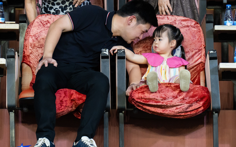 Con gái Hoa hậu Đỗ Mỹ Linh càng lớn càng đáng yêu, biểu cảm ngộ nghĩnh khiến người hâm mộ thích thú