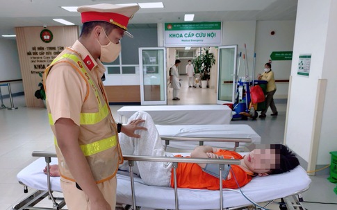 Hà Nội: Nam sinh đột quỵ tại trường được CSGT mở đường đưa đi cấp cứu