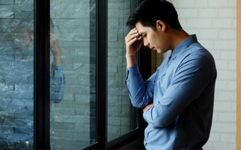Bạn thân đi du học nhờ chăm sóc người yêu, tôi khổ sở vì trót mê cô ấy