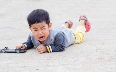 Dạy trẻ 'đánh chừa': Thói quen gieo mầm tính đổ lỗi