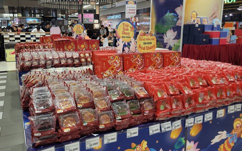 Đa dạng mẫu mã, hương vị nhưng quầy bánh Trung thu vẫn vắng vẻ