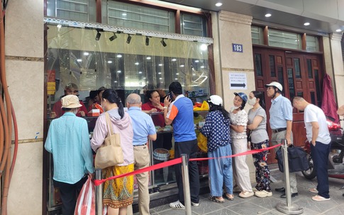 Hà Nội: Người dân xếp hàng chờ mua bánh trung thu truyền thống, có hạn sử dụng ngắn ngày