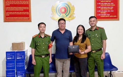 Một ngày, hai cán bộ công an Nghệ An trả lại gần nửa tỷ đồng cho người dân