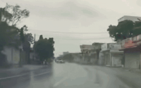 Phóng như 'bay' khi trời mưa, ô tô con mất lái tông tử vong người đi xe máy