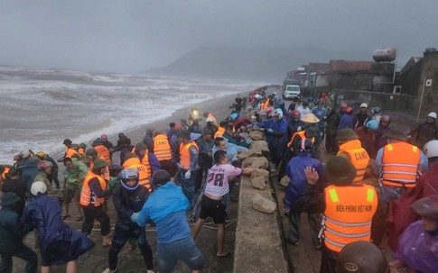 Kè biển sạt lở trước giờ bão số 10 đổ bộ, hàng trăm người dầm mưa bốc đá gia cố