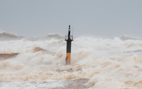 Lời kể của thuyền viên bơi được vào bờ sau 6 tiếng chìm tàu và ôm trụ nổi giữa sóng dữ ở Quảng Trị