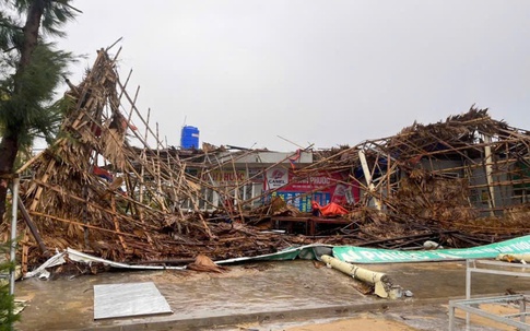 Tin bão mới nhất: Bão số 10 giật cấp 11 quần thảo Nghệ An, Hà Tĩnh, nhiều nhà dân bị tốc mái, mất điện diện rộng