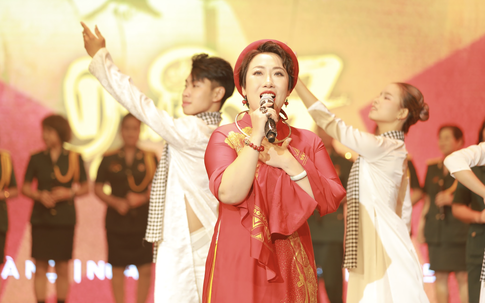 NSND Đức Long chúc mừng Hiền Anh 'Sao Mai' ra mắt album 'Duyên 7'