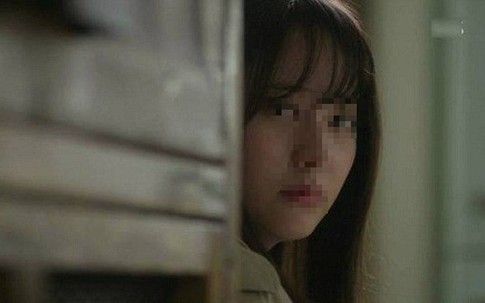Bố chồng vừa qua đời, tôi vô tình phát hiện bí mật của mẹ chồng khi đi chùa cùng bà