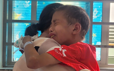 Sức khỏe của bé trai bị suy giảm miễn dịch yếu hơn, vẫn cần sự trợ giúp của cộng đồng.