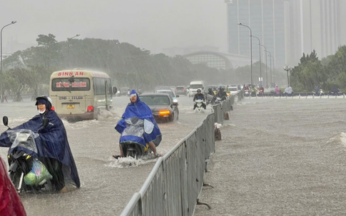 Hà Nội ngập, 'hóa thành sông' sau những trận mưa xối xả