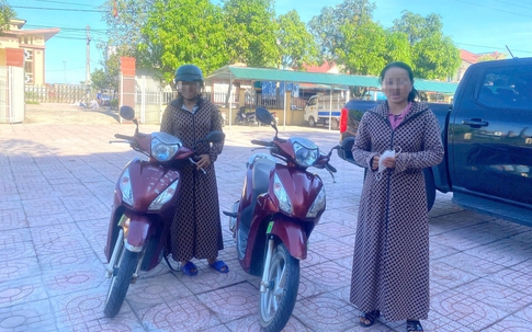 Trùng hợp khó tin: Hai phụ nữ cùng tuổi dắt nhầm xe máy giống nhau khi vào mua hàng