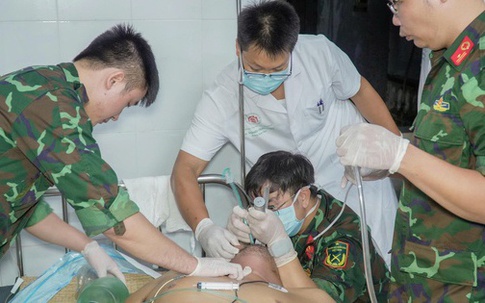 Cấp cứu thành công ngư dân nguy kịch sau 3 lần lặn sâu 40 mét tại Trường Sa