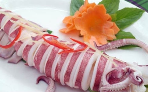 Mực tươi đem hấp hay luộc sẽ ngon hơn?