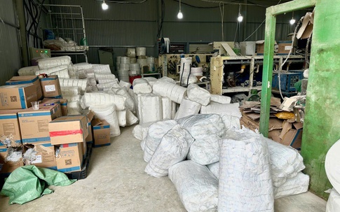 Kinh hoàng hàng vạn băng vệ sinh, bỉm trẻ em giả được sản xuất bằng công nghệ thô sơ