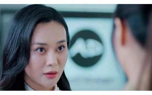 Mỹ Anh bóng gió đuổi việc nữ trợ lý muốn làm 'trà xanh' của chồng