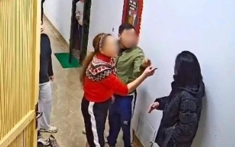 Công an triệu tập người phụ nữ túm tóc, hành hung hàng xóm tại hành lang chung cư Hà Nội