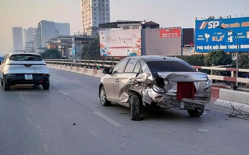 Hà Nội: Ô tô con gây tai nạn liên hoàn khiến 1 người tử vong lúc sáng sớm